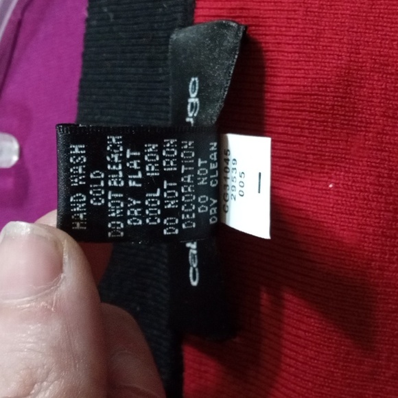 Cable and Gauge Red Quarter Sleeve Blouse - Picture 3 of 4